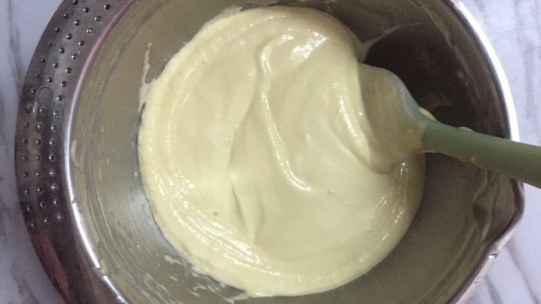 原味松饼,在将拌好的蛋黄糊倒入蛋白霜内，翻拌均匀