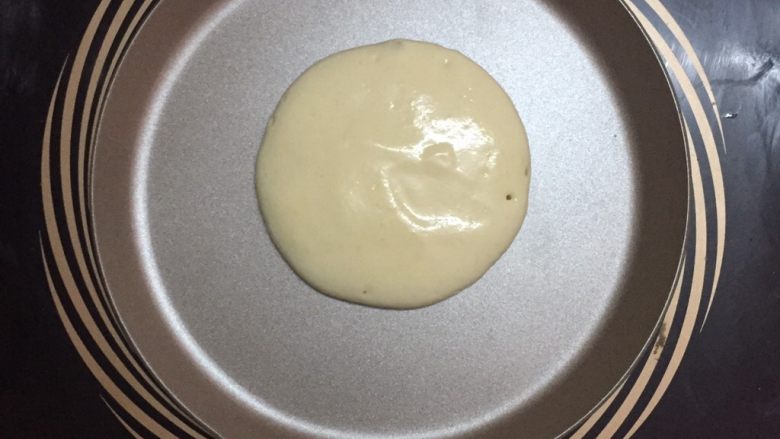 原味松饼,取一小勺面糊，一次性倒入锅中。