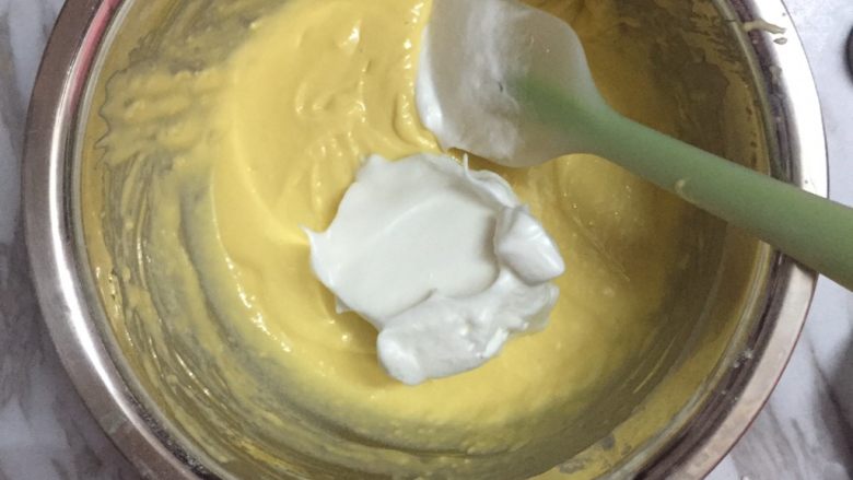 原味松饼,蛋清加入糖粉打至小弯勾，取三分之一蛋白霜到蛋黄糊内翻拌均匀