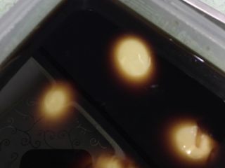 中式糖心蛋,泡在密封盒的调料里面过夜 冷藏
