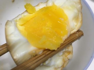 中式糖心蛋,好好吃！ 我懒的洗刀 直接用筷子分开的
所以切面有点丑