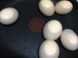 中式糖心蛋,鸡蛋用针戳一个迷你小孔
冷水入锅 放点盐 
