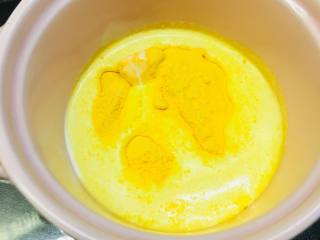 奶酪曲奇,用15克淡奶油将奶酪粉搅拌成膏。
