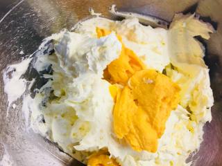 奶酪曲奇,将奶酪膏加入黄油中，搅拌均匀。这里我用打蛋器搅拌的。
