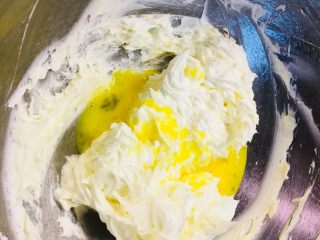 奶酪曲奇,分次加入蛋液。每加入一次，要充分的搅拌。看不到蛋液了再加下一次。如果你想让曲奇更酥，这里可以将蛋液换成50克蛋黄。