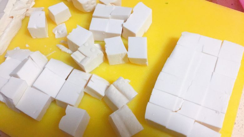 实用快手系列★麻婆豆腐,接下来，豆腐改刀，切直径大概2-3厘米的均匀的骰子块。