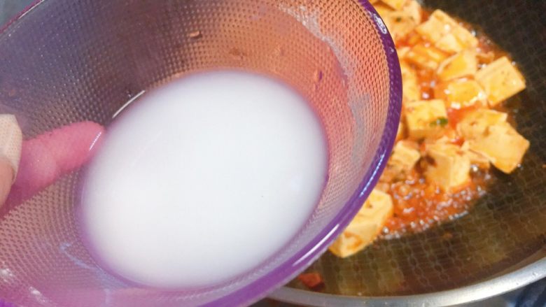 实用快手系列★麻婆豆腐,最后把水淀粉下锅。勾芡。