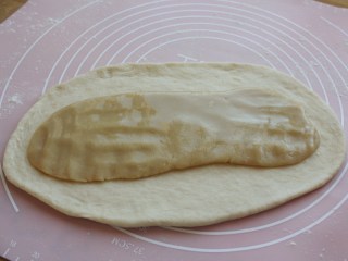 做饼+黄山烧饼,将醒好的水油皮取出揉光滑（这时的面团应是非常软的），稍微擀开，将油酥面团放在上面。
