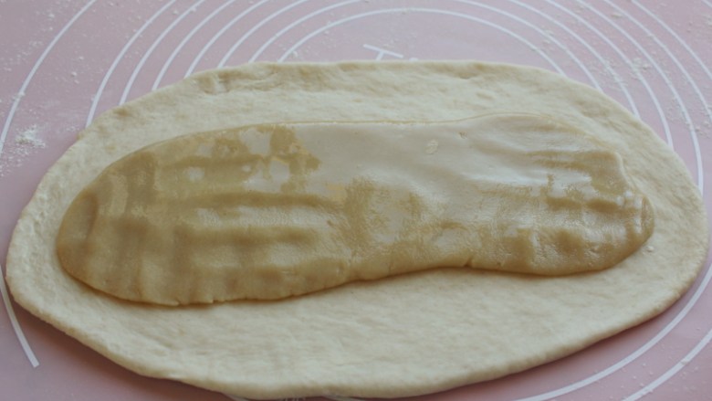 做饼+黄山烧饼,将醒好的水油皮取出揉光滑（这时的面团应是非常软的），稍微擀开，将油酥面团放在上面。
