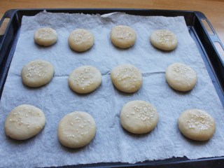 做饼+黄山烧饼,依次做好全部。在饼面上刷上糖浆或者饴糖，星星点点沾上些芝麻。
