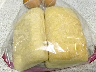 双层培根三明治,这是我在超市买的长方形面包。