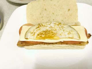 双层培根三明治,煎鸡蛋半片。