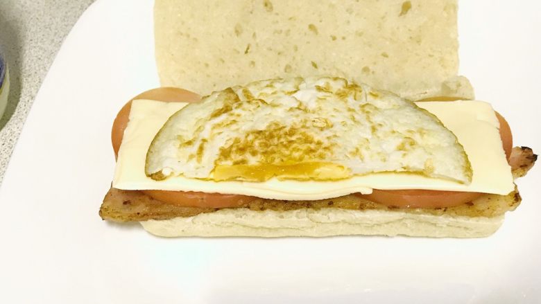 双层培根三明治,煎鸡蛋半片。