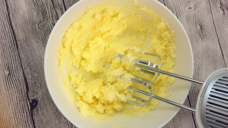 原味黄油小蛋糕,用打蛋头搅至糖盐和黄油溶合。