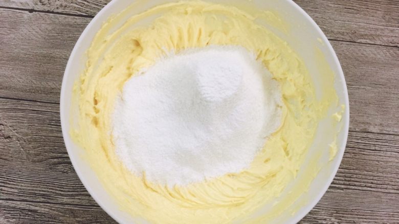 原味黄油小蛋糕,过筛后的低粉会更加细腻。