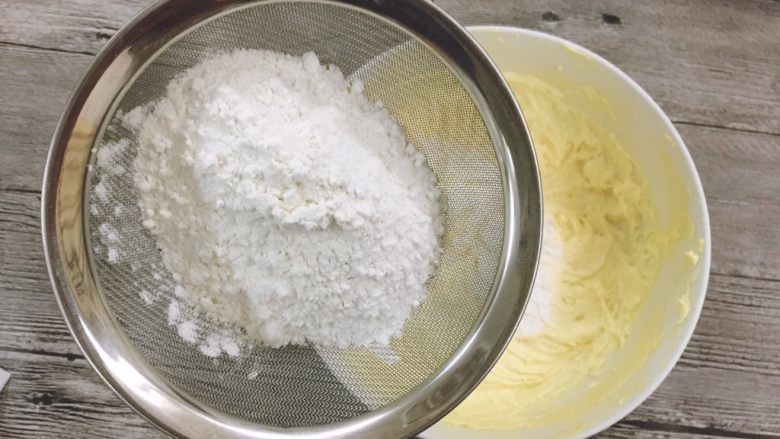 原味黄油小蛋糕,使用筛网过筛低粉至碗中。