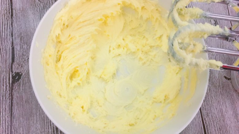 原味黄油小蛋糕,再打发至颜色发白膨松。