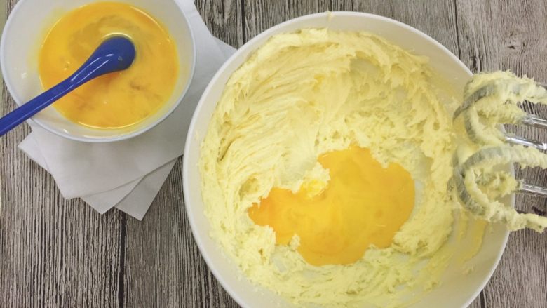 原味黄油小蛋糕,分4次加入蛋液，每次打发至蛋液完全溶合，再加第2次，第3次，第4次。