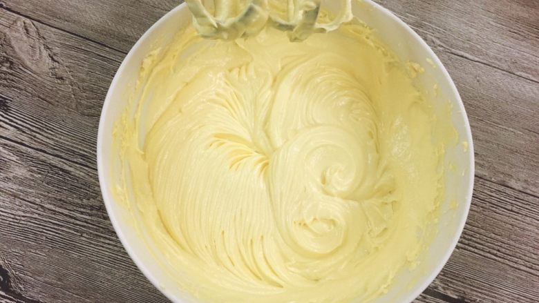 原味黄油小蛋糕,再继续打发至轻盈如鸿毛。