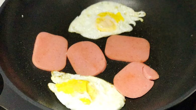 快手营养早餐03,煎蛋快出锅前，放火腿片微微两面煎；