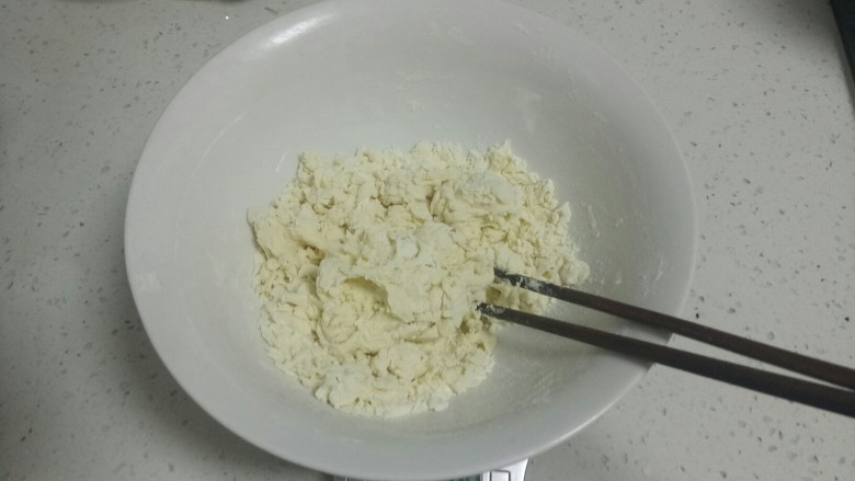 做饼+发面千层饼,面粉中加入酵母水，一边加水一边用筷子搅成絮状。
