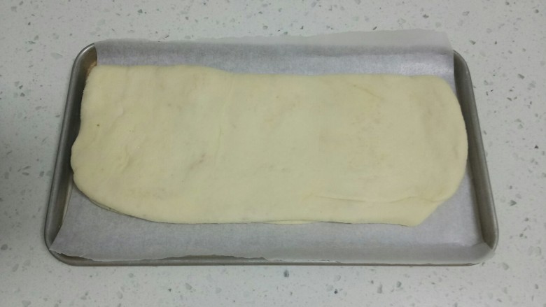 做饼+发面千层饼,用擀面杖擀薄，再叠起，擀成长方形，放入烤盘再饧发20分钟。