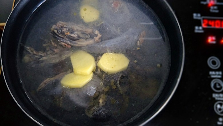 当归黄芪红枣乌鸡🐔汤,乌鸡加姜片放锅里煮开
