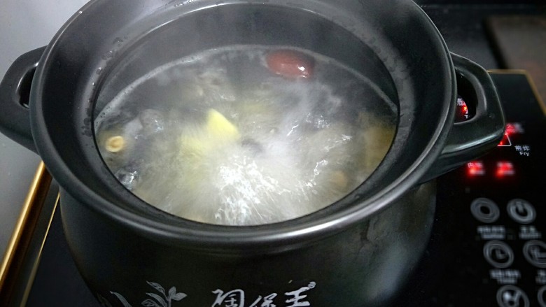 当归黄芪红枣乌鸡🐔汤,煮一个半两个钟头鸡汤就差不多好了