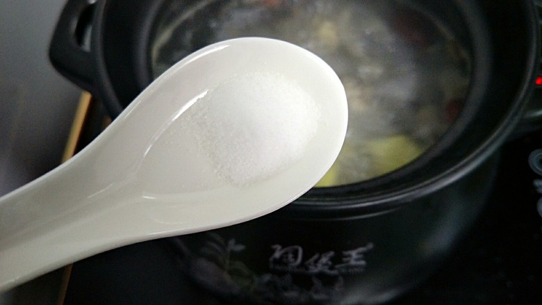 当归黄芪红枣乌鸡🐔汤,出锅前加点盐调味就可以喝了。