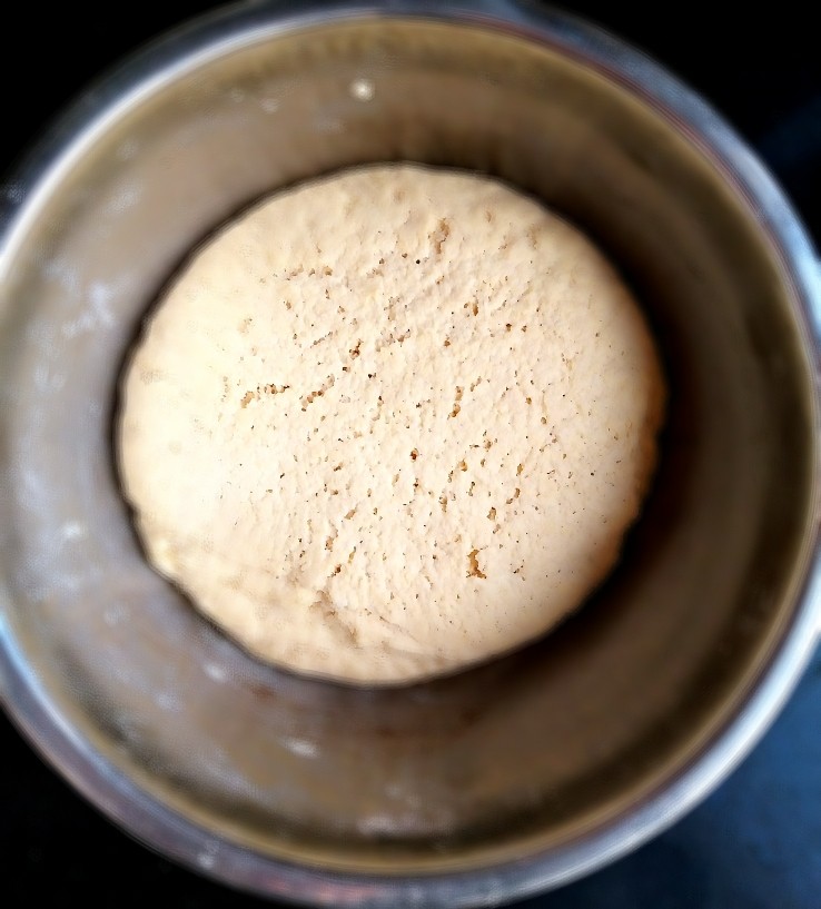 做饼~玉米面豆沙饼,第二天早晨，发酵好了的面团，反复和面。