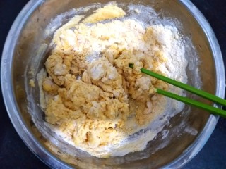 做饼~玉米面豆沙饼,面粉中加入化开的酵母水，再继续加水搅拌成图中所示。
