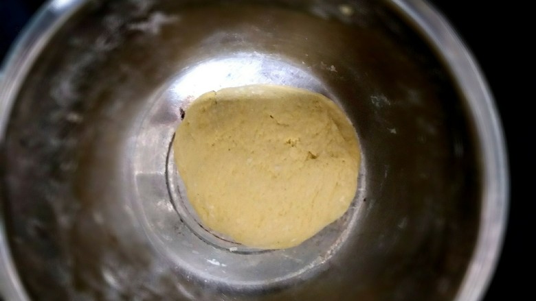 做饼~玉米面豆沙饼,和成面团。盖上湿布，发酵。我是晚上做的第二天早餐，发酵了一个晚上。