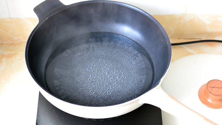 麻辣香锅,锅里放入清水煮沸

