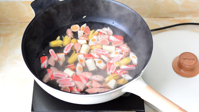 麻辣香锅,丸子类的食材料，放入烧开的清水中煮1-2分钟