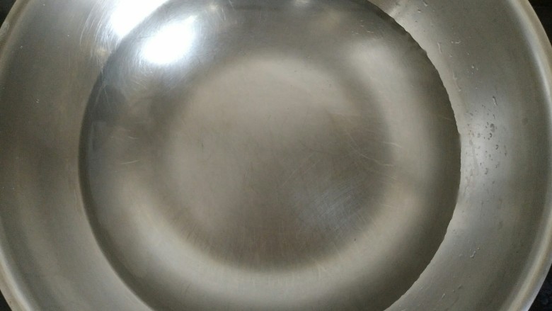 快手酸汤面,锅中放入适量清水烧开。
