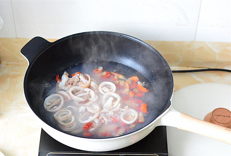 麻辣香锅,鸡胸肉、龙虾尾、鱿鱼圈放入烧开的清水中煮3分钟左右

