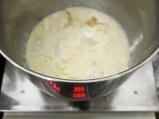 葱香芝士肉松排包,加入温热纯牛奶，用微波炉加热。