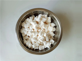 椰香牛轧糖,若是棉花糖比较大颗，可以将它对半撕开，便于快速融化；