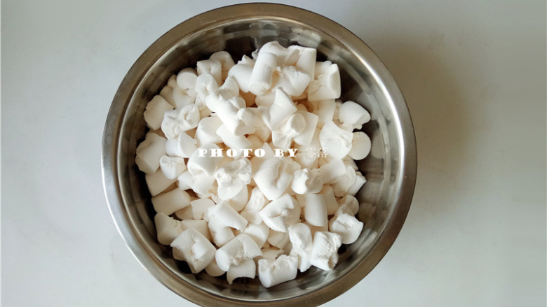 椰香牛轧糖,若是棉花糖比较大颗，可以将它对半撕开，便于快速融化；