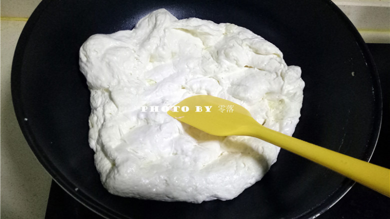 椰香牛轧糖,再放入奶粉，快速混合搅拌均匀；