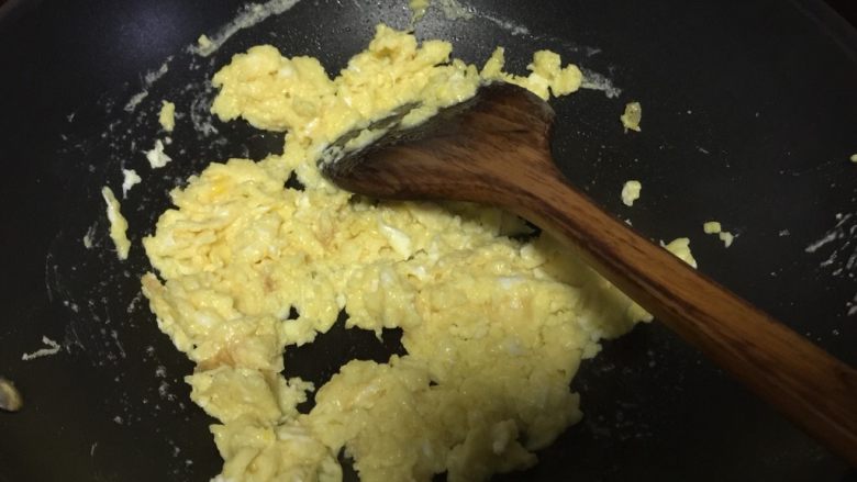 #做饼#韭菜鸡蛋薄脆饼,然后锅里热油后放入鸡蛋液翻炒至鸡蛋呈金黄色
