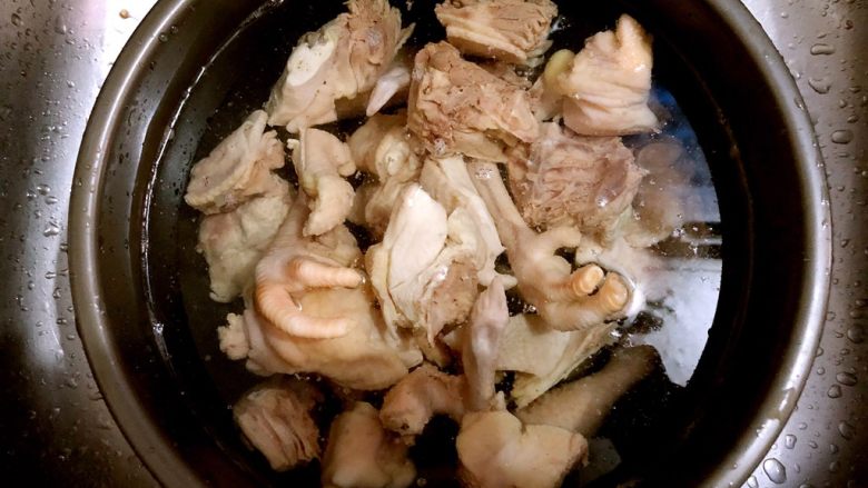 香菇小酱烧鸡块,把焯好的鸡块直接捞到冷水里浸泡一下