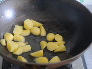 黑胡椒酱烧土豆,将排骨段倒入锅里，煸炒至表面焦黄