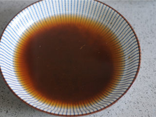 黑胡椒酱烧土豆,生抽和黑胡椒粉加入少许水，拌匀