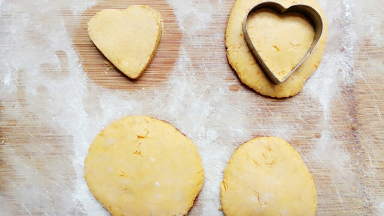 做饼+爱心南瓜饼,看图，将南瓜揉成一个个扁饼样，再拿个爱心的磨具按下去