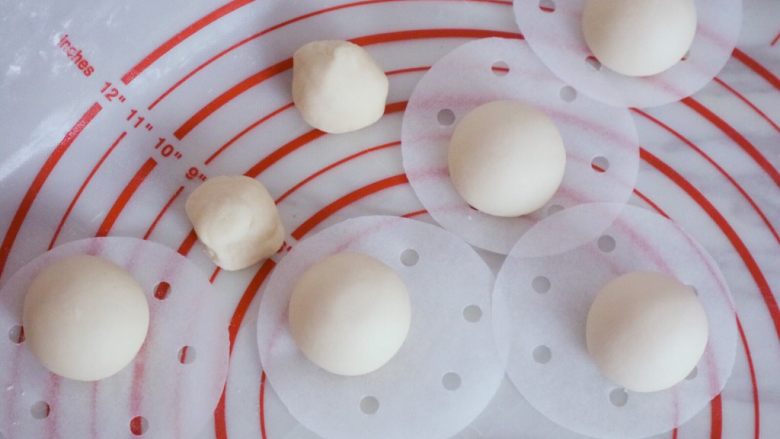 萌萌哒牛奶小兔子馒头,揉好的球球放置在一边，表面涂上水以免干燥或者害上湿毛巾