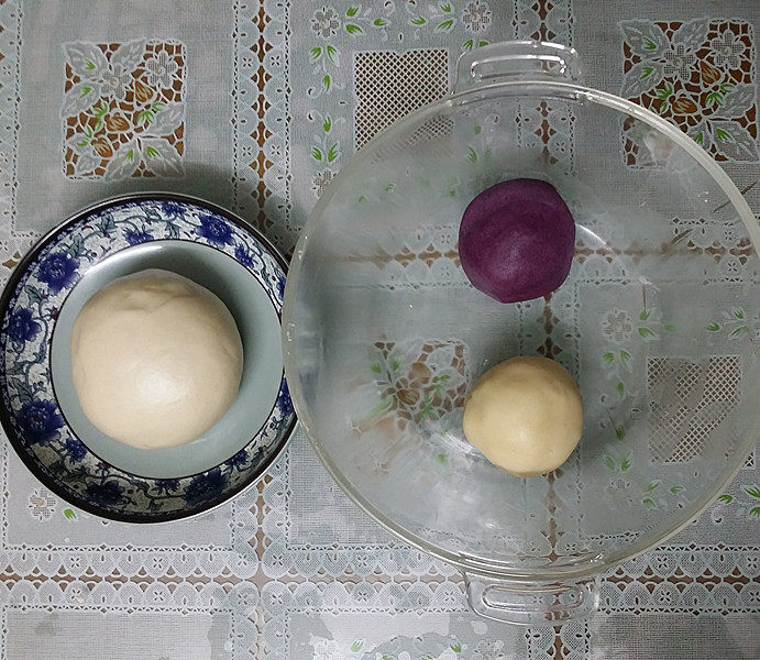 双色蛋黄酥,将和好的油皮、油酥盖膜静置1小时左右（天热放冰箱冷藏、大冬天直接室温）