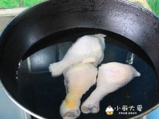过年菜---白玉鸡,鸡腿洗净后放锅里焯水