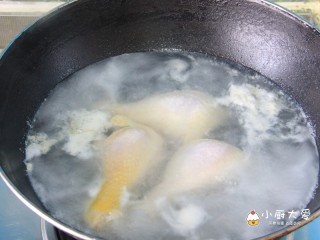 过年菜---白玉鸡,水开后洗去血沫