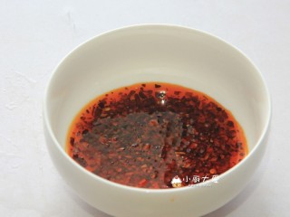 过年菜---白玉鸡,取一个空碗，先放入辣椒红油，花椒油